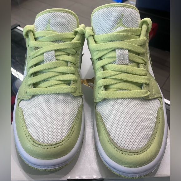 Women’s Air Jordan 1 Low Limelight Size 6 - Picture 4 of 9